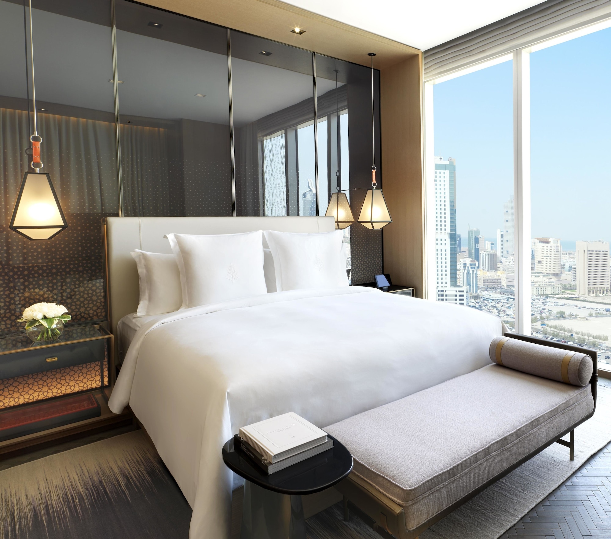 DELUXE, KING BED