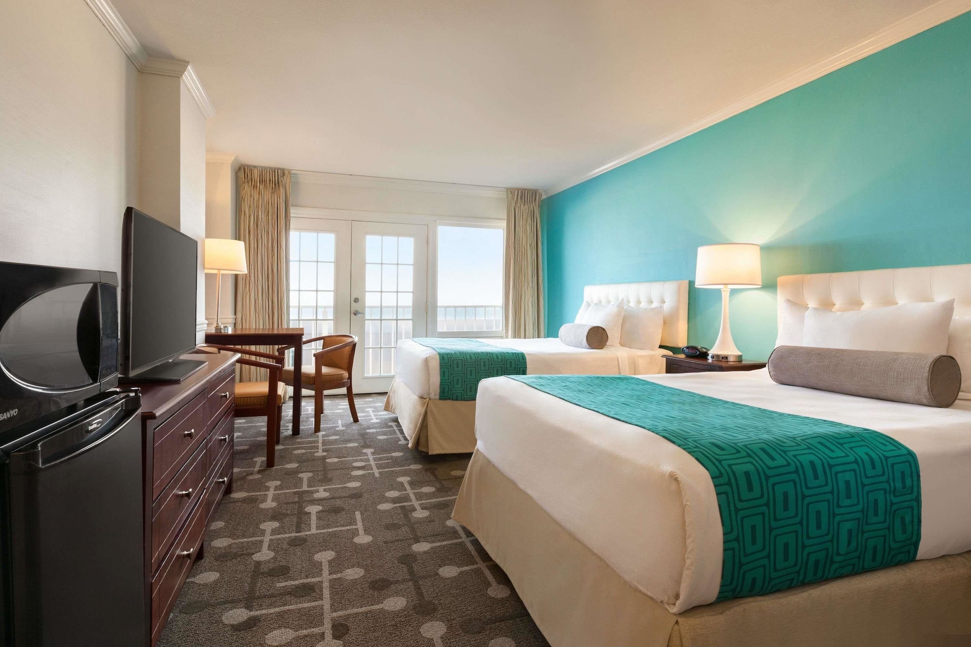 ROOM, 2 QUEEN BEDS, PARTIAL OCEAN VIEW