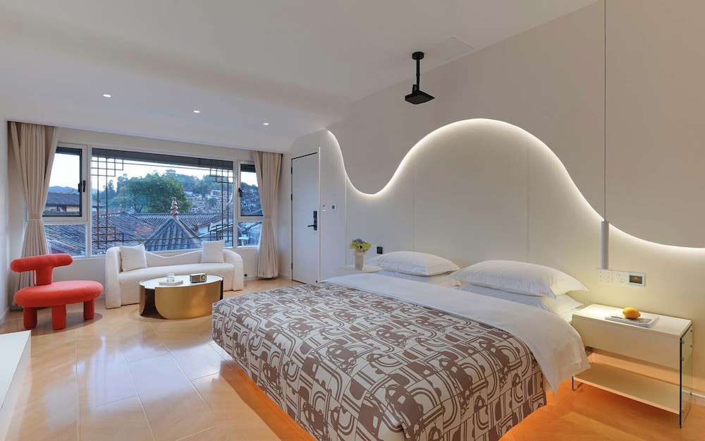 Premier, King Bed, Hill View