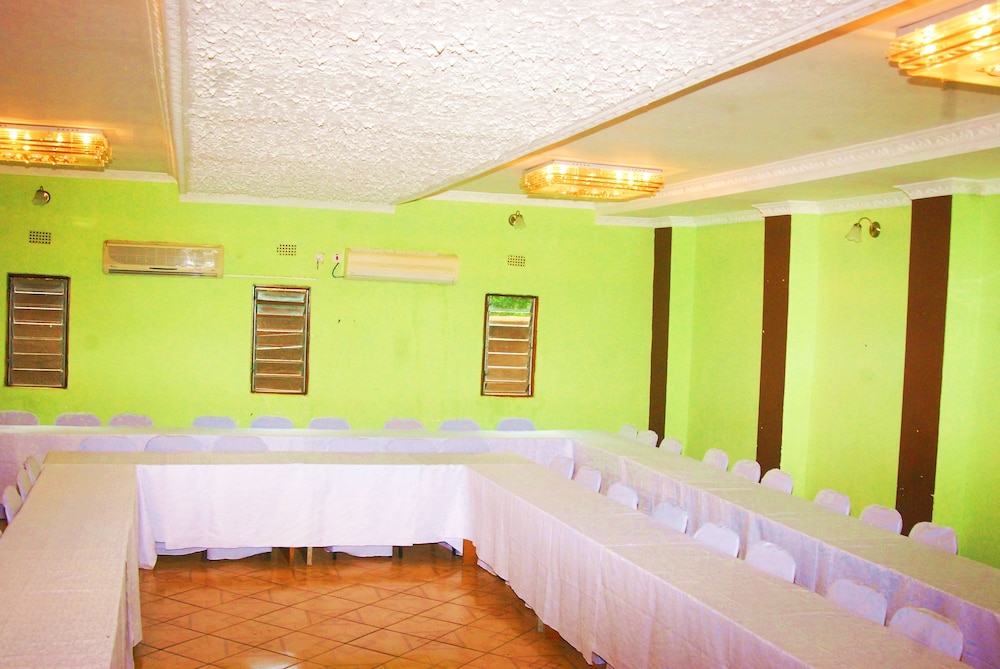 Woodlands Lodge & Tours 7/50