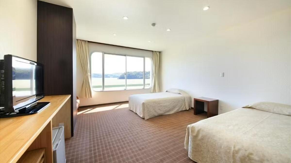 Universal, Twin Beds