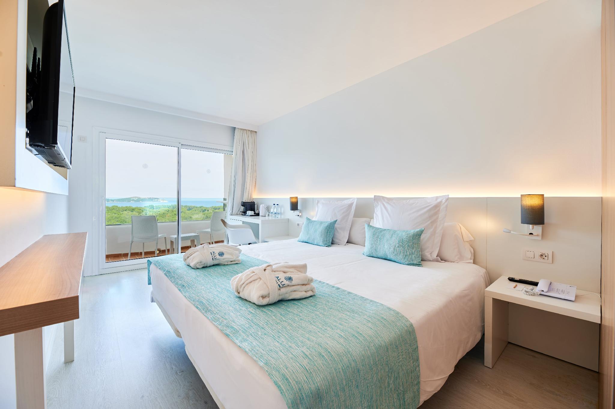 Superior, Twin Beds, Sea Front