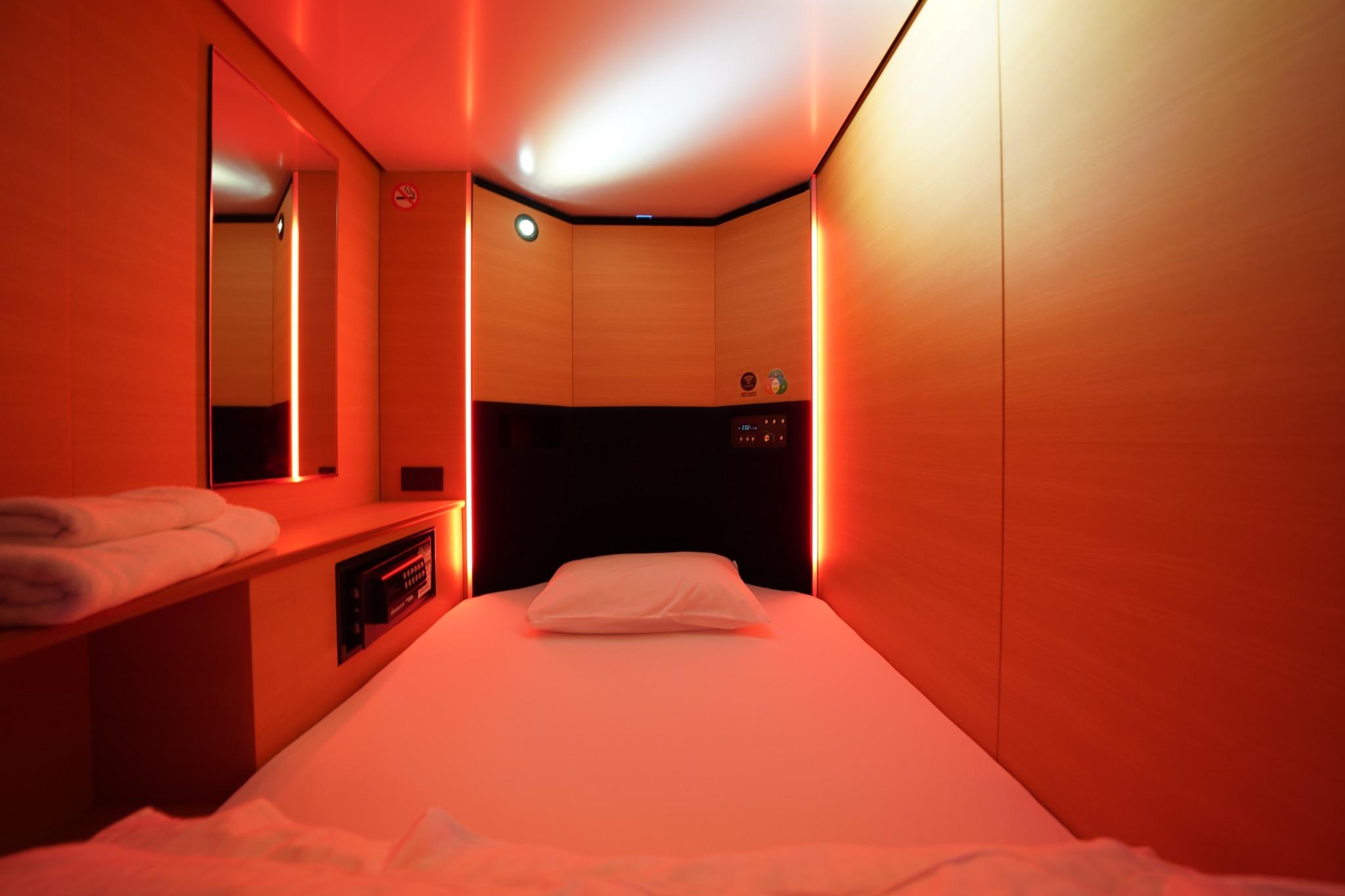 Capsule, Mixed Dorm, Light Bar