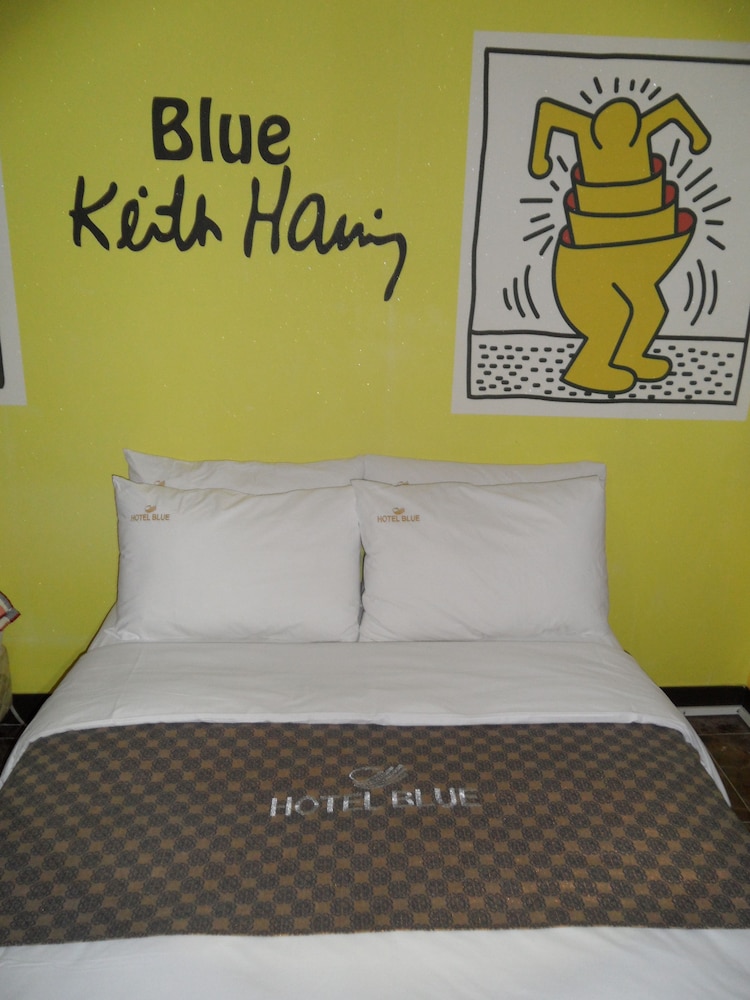 Blue Hotel 24/53