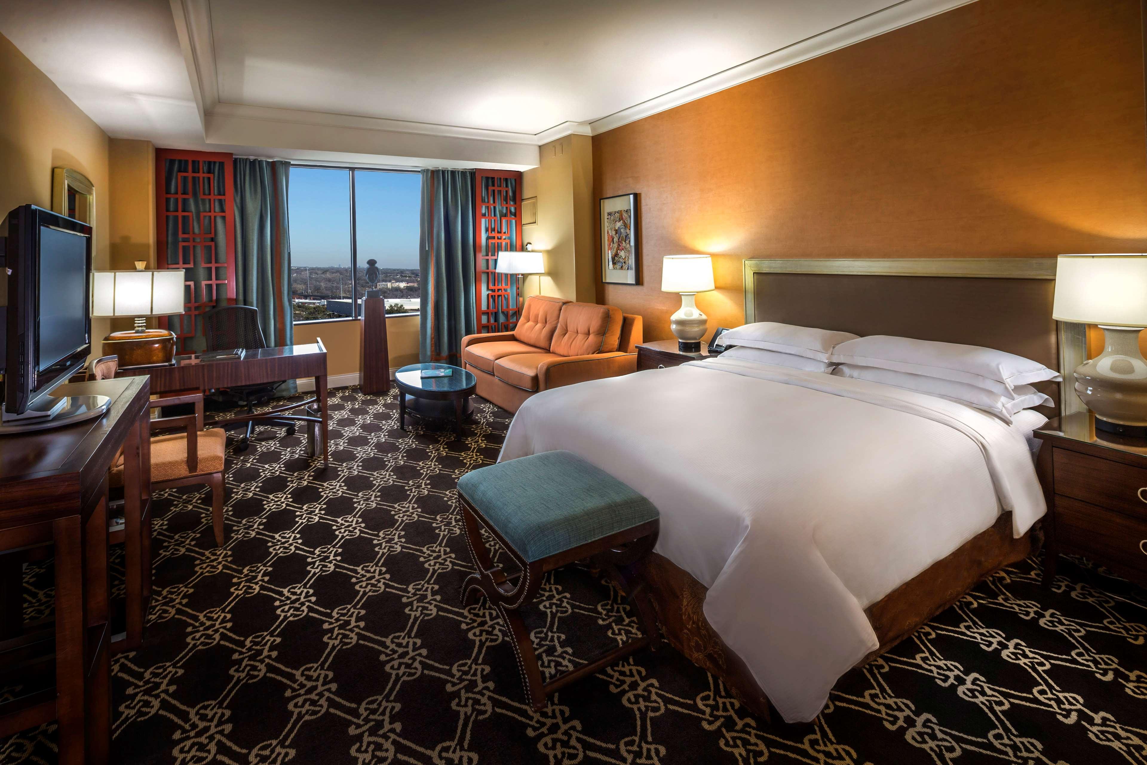 ROOM, KING BED, EAST TOWER, CORNER
