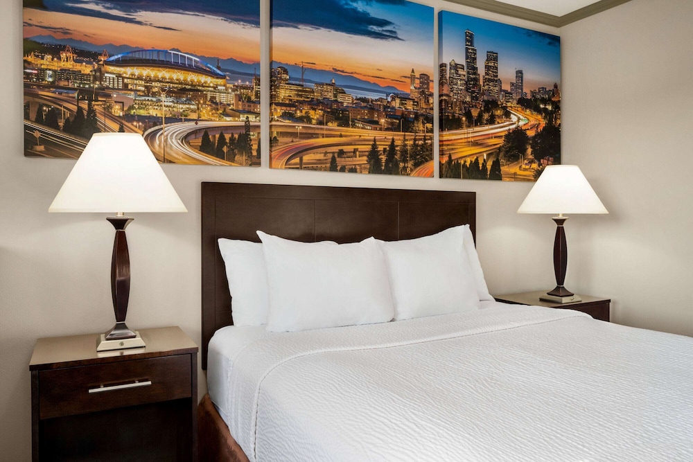 Baymont By Wyndham Monterey Park 17/45