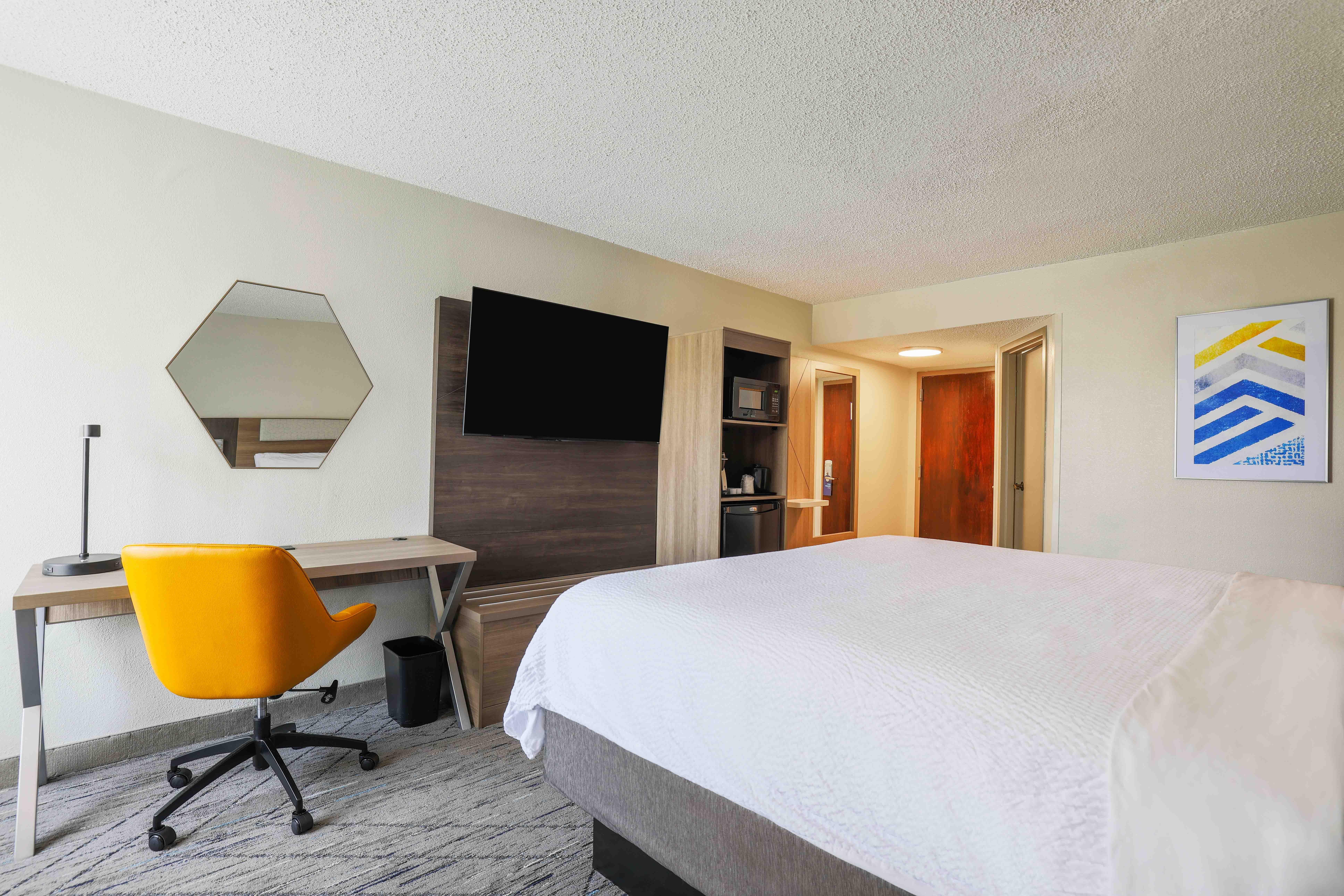 غرفة بسرير كينج، Holiday Inn Express Burlington 3/6