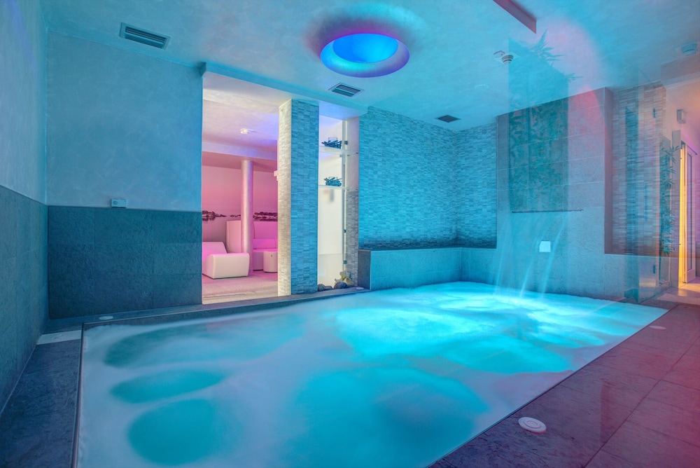 Ferretti Beach Hotel 7/65