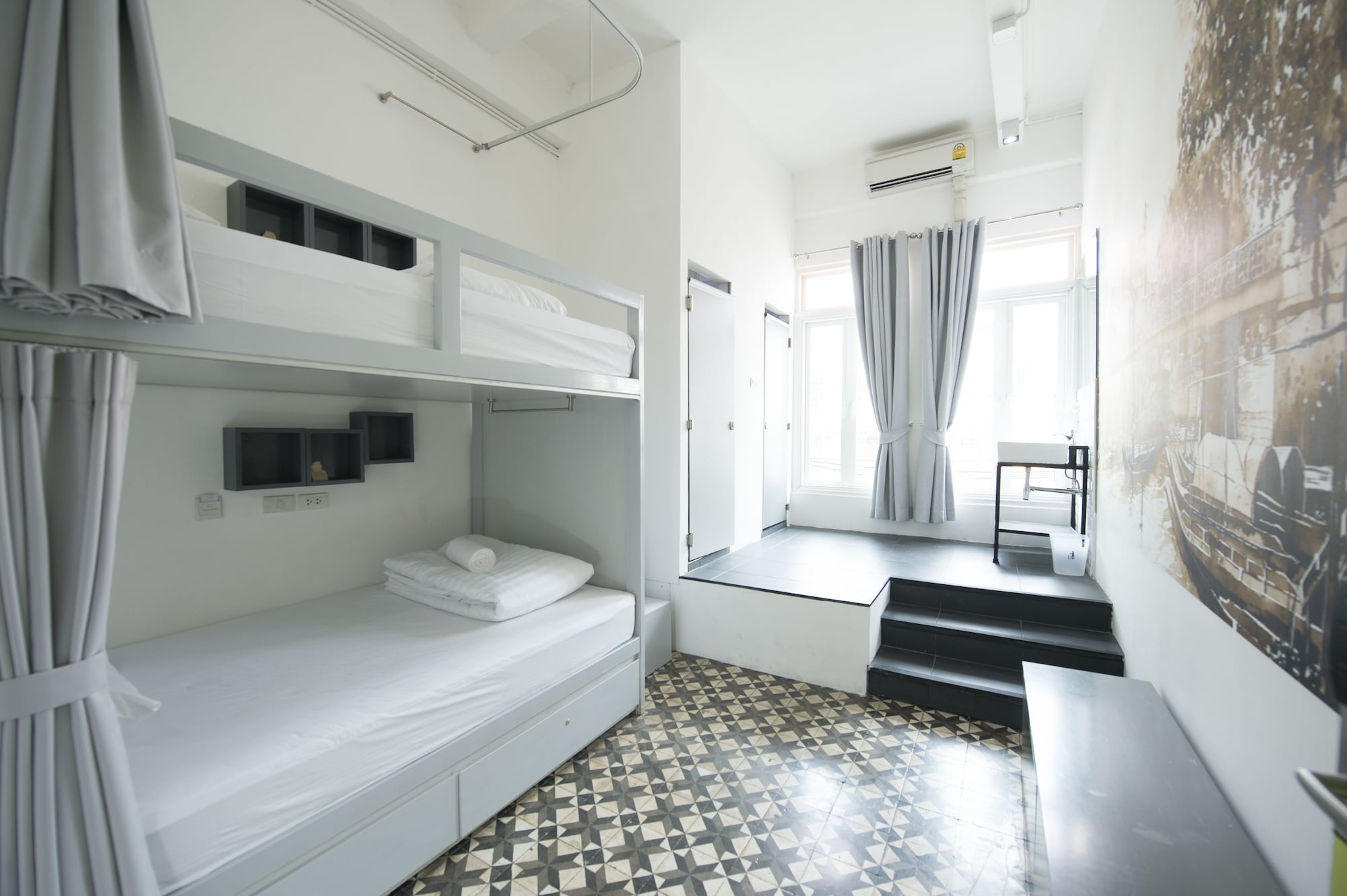 STANDARD, TWIN BEDS, CITY VIEW
