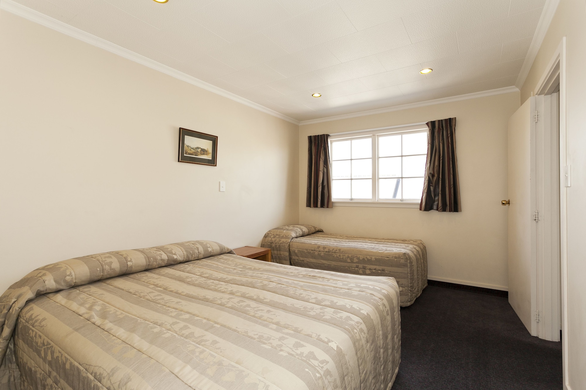 STUDIO, MULTIPLE BEDS, KITCHENETTE, ACCESSIBLE