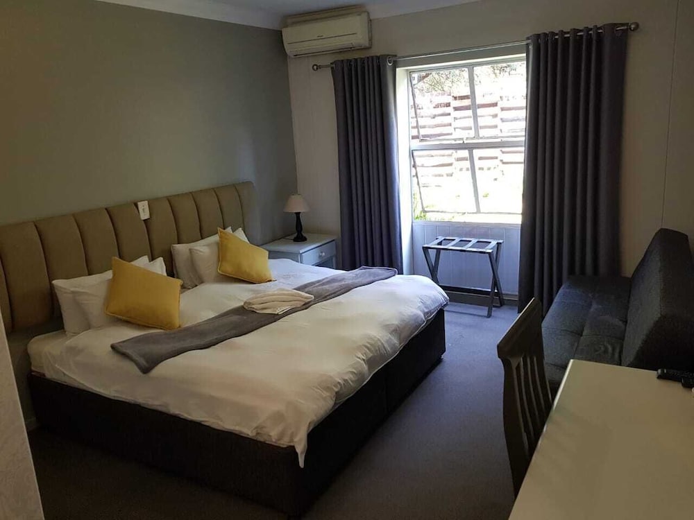 Outlook Lodge OR Tambo 5/35