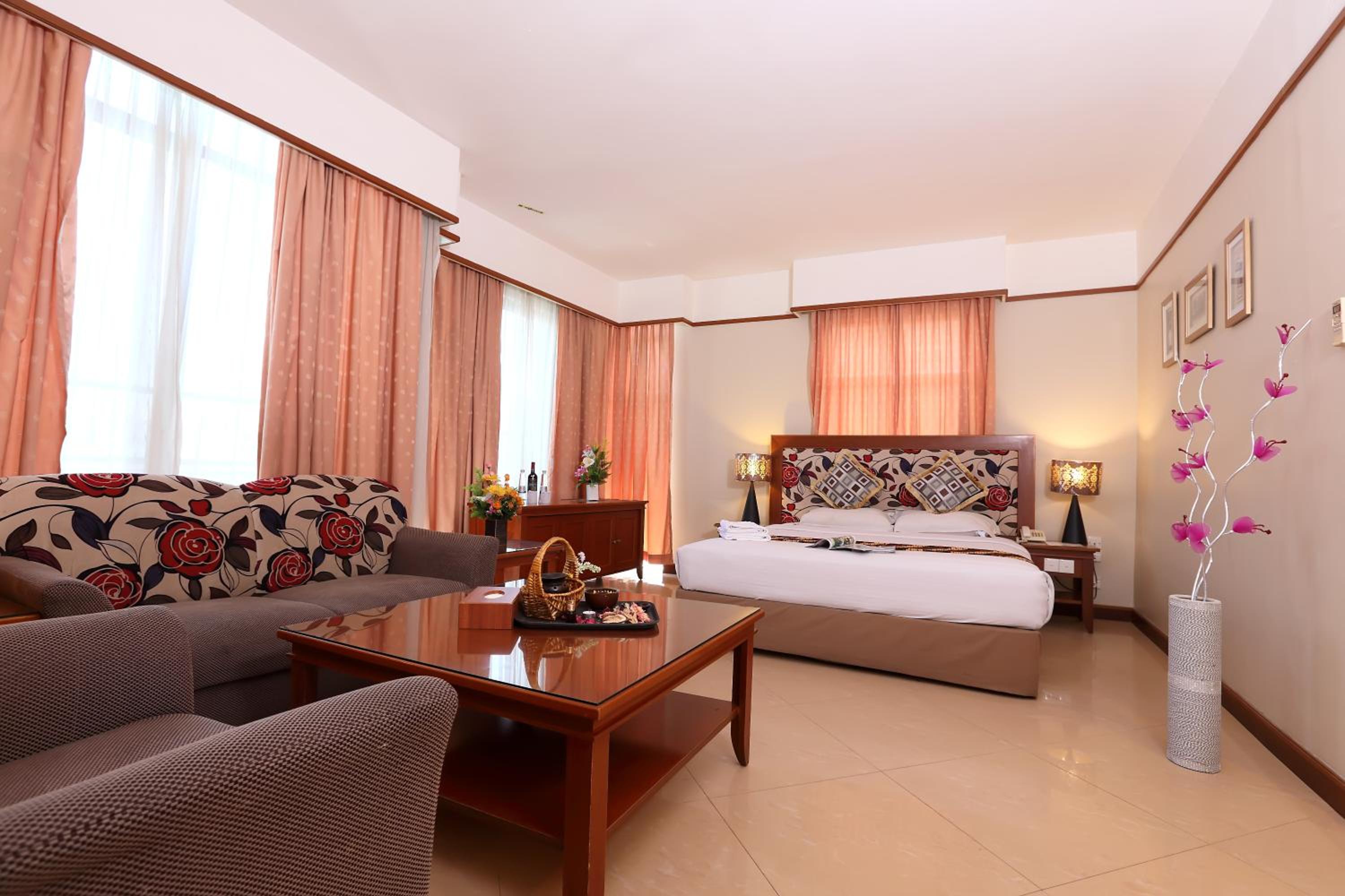 جناح، HOTEL MAXIMILLIAN 2/2