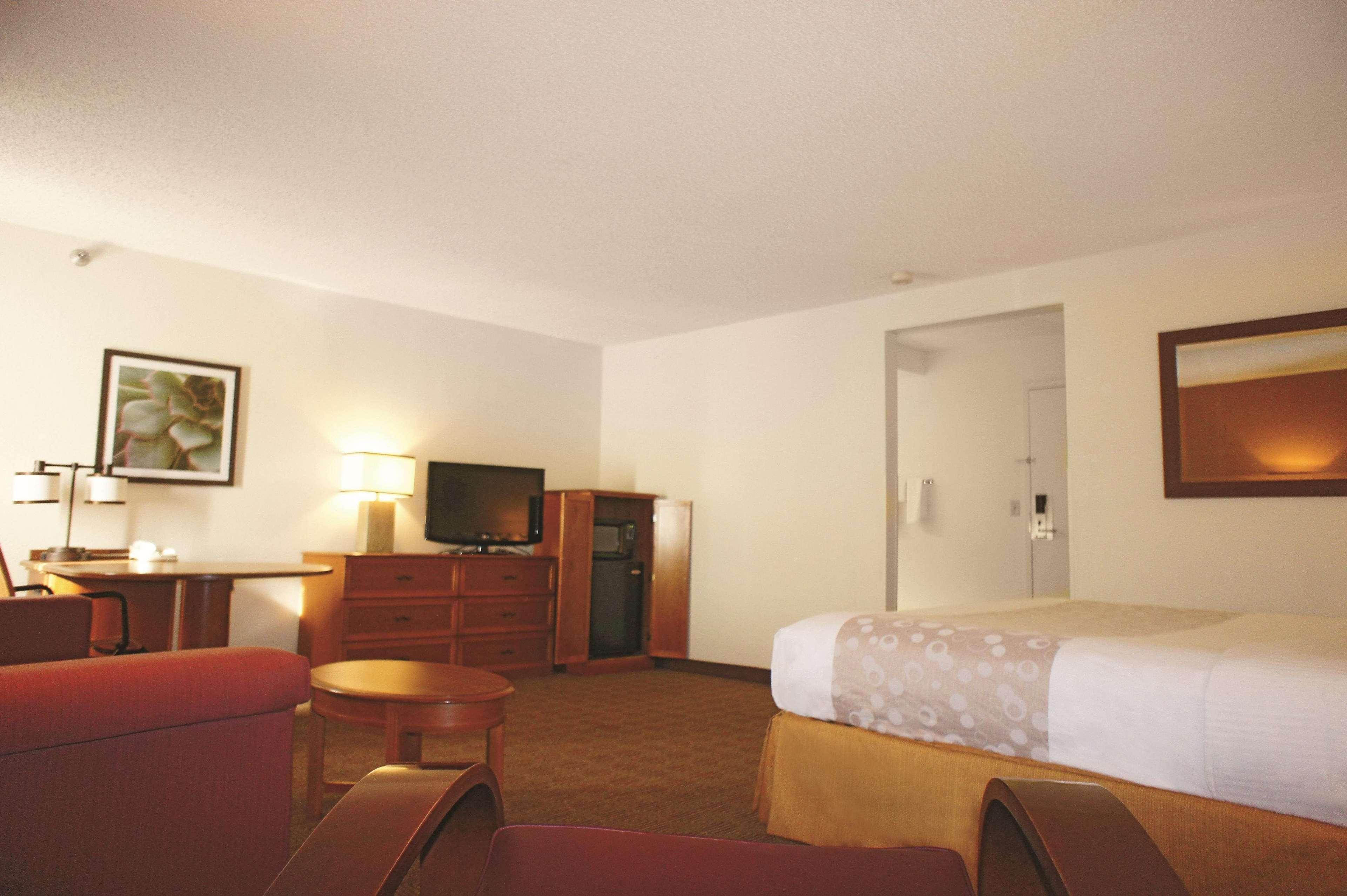 Hotel Kansas City North 9/15