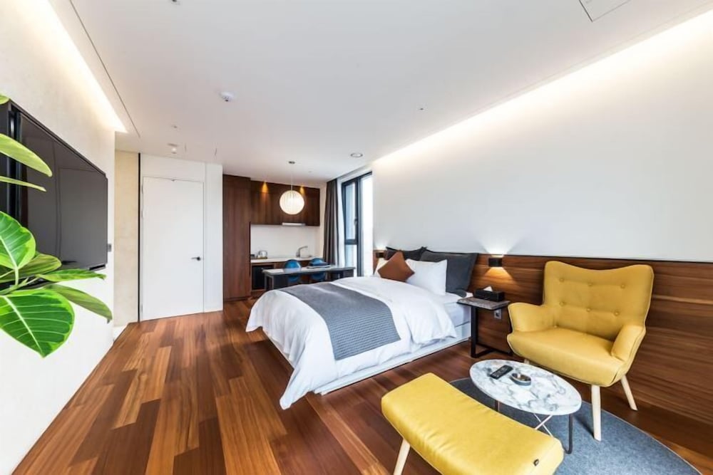 DELUXE, SUITE