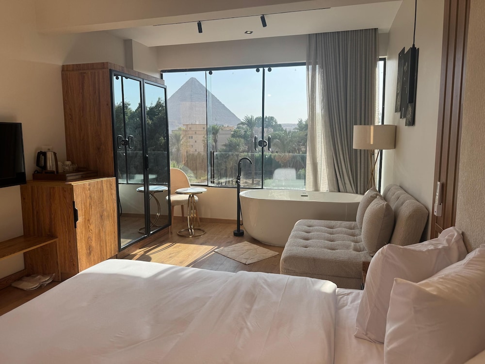 Pyramid, Signature, Panoramic, Suite, King Bed, Sofa, Hot Tub، Palacio Pyramids Hotel 4/6