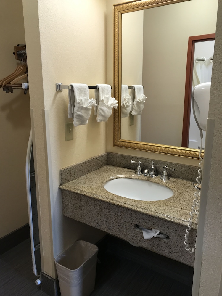 Econo Lodge Brunswick Travel Center 29/30