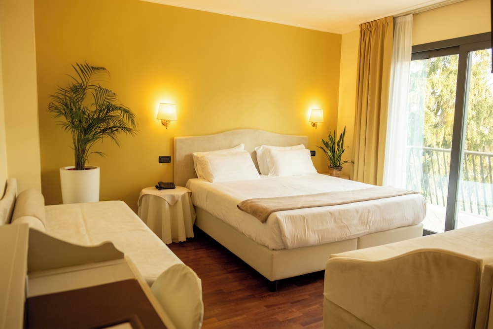 FAMILY, QUADRUPLE, 1 QUEEN AND 1 SINGLE BED, MURPHY BED