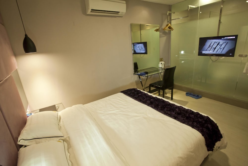 SUPERIOR, QUEEN BED