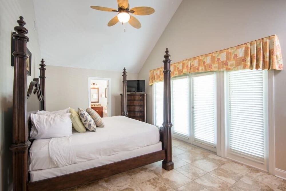 4 Bedrooms, Home, King and Twin Beds, 3 Queen Beds, with Pool