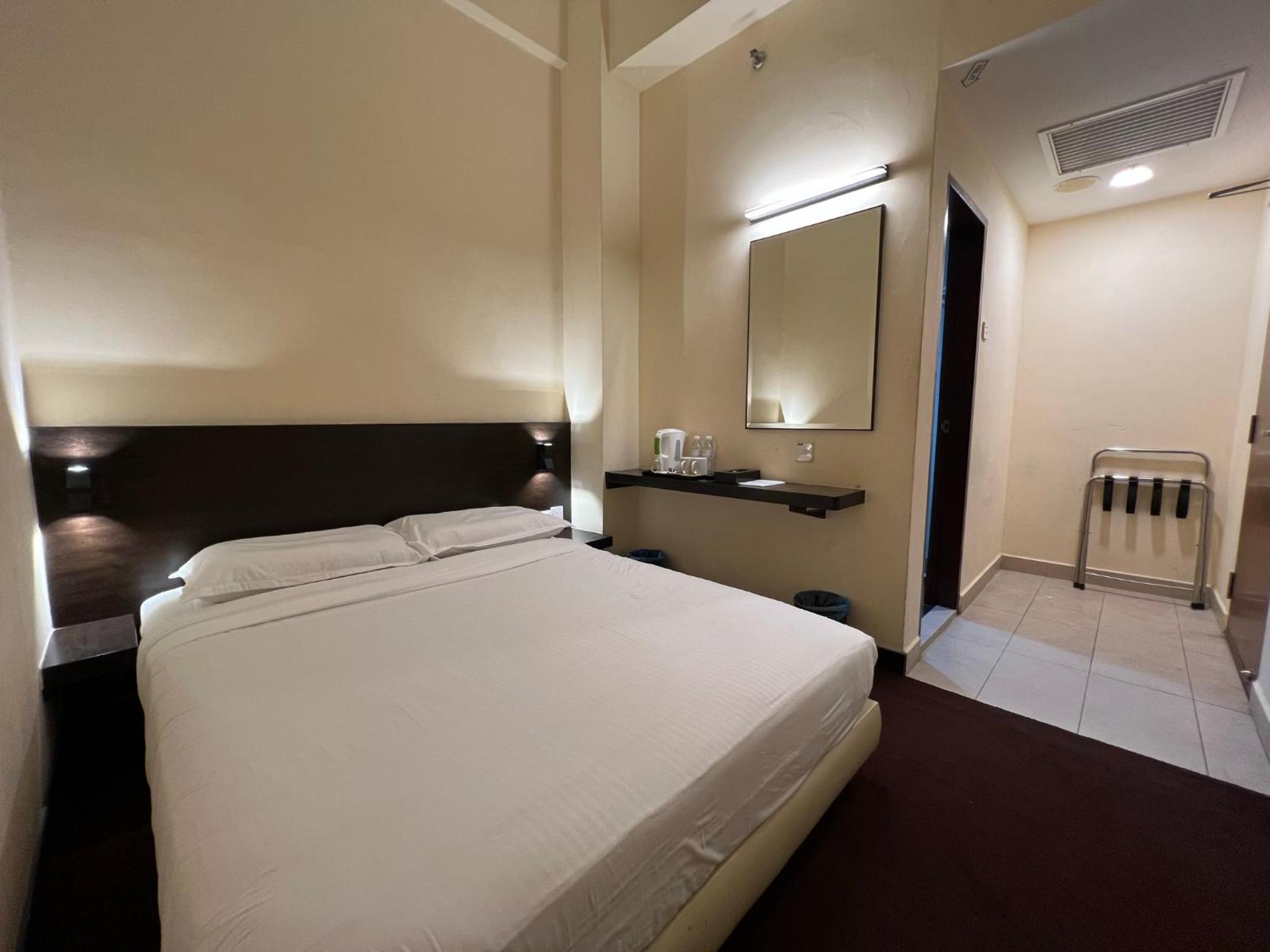 Standard, Queen Bed, No Window