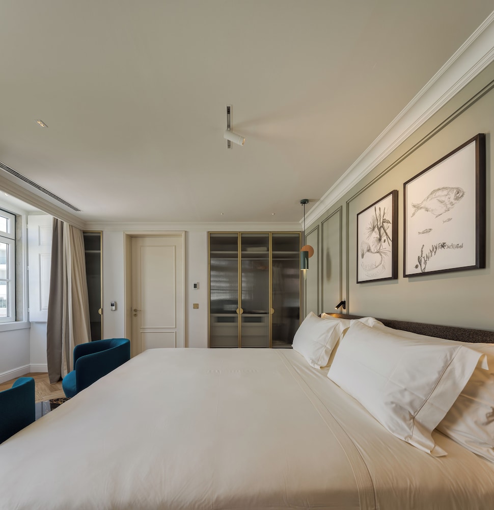 Palace, Queen Bed