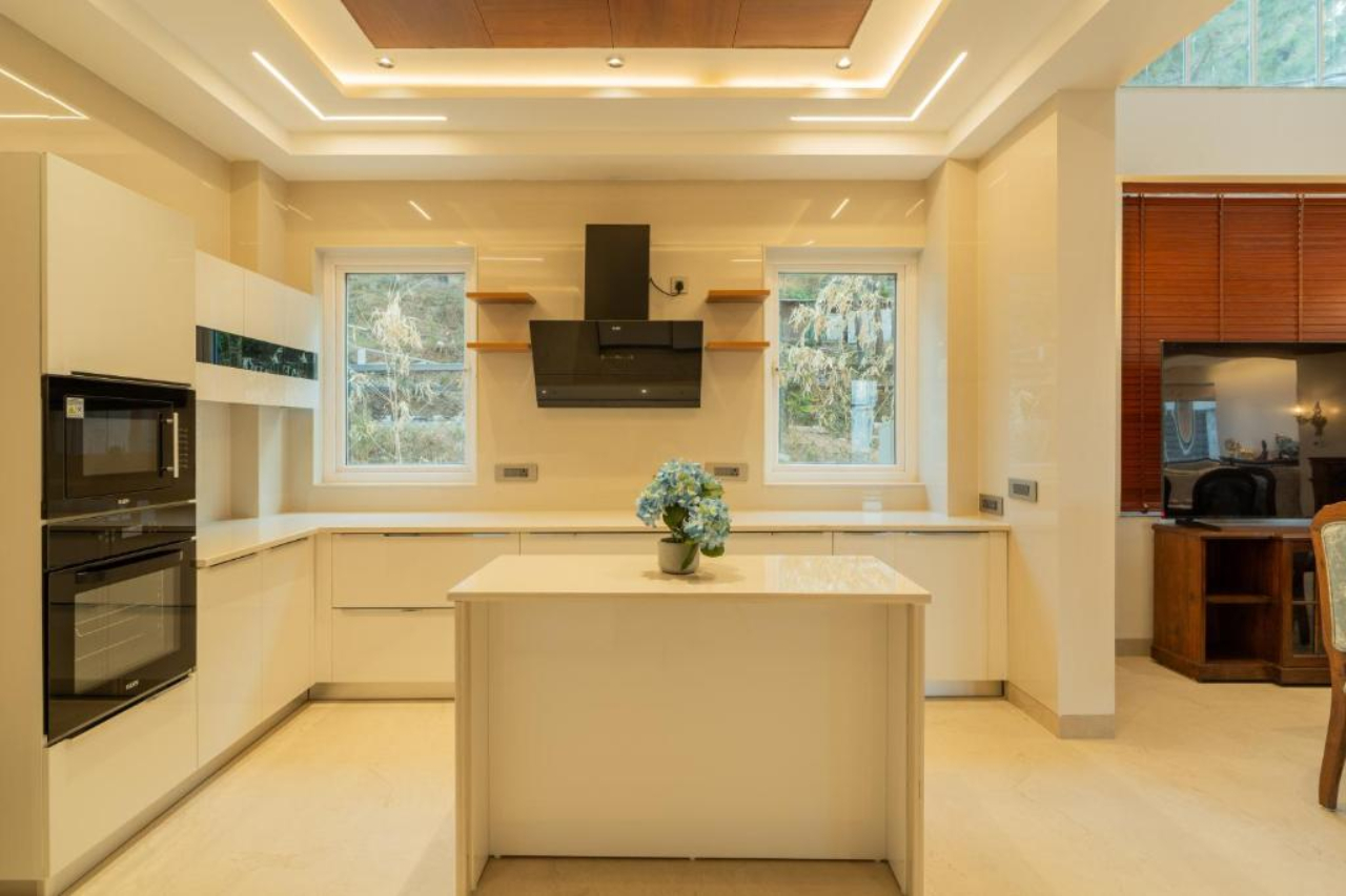 Lobby at ELIVAAS Prive The Royce Lilly Luxe 4 BHK Hilltop Villa with Jacuzzi, KASAULI
