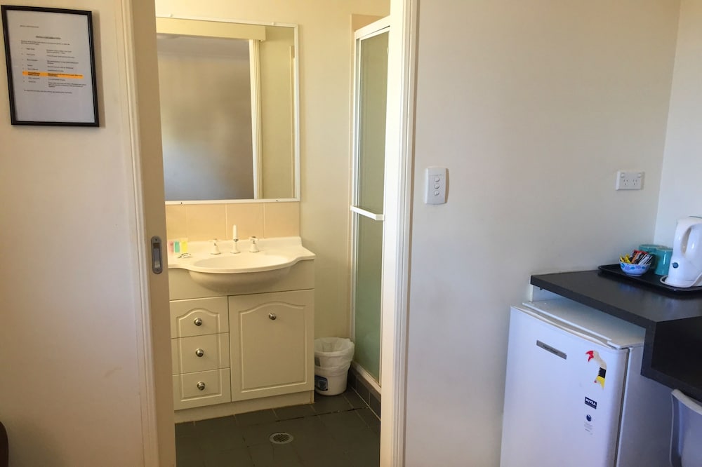 INLAND OASIS MOTEL 63/68