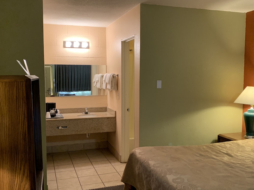 Executive Inn Dodge City, KS (ex Rodeway Inn) 22/34