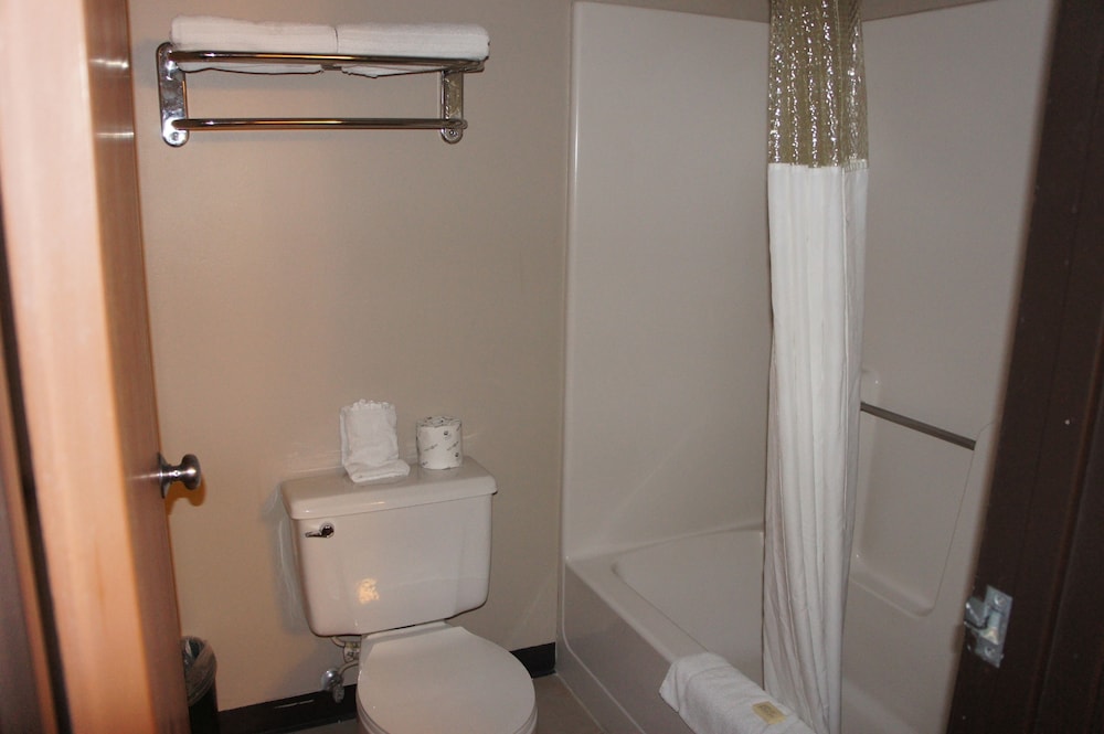 Coratel Inn and Suites Maple Grove 49/50