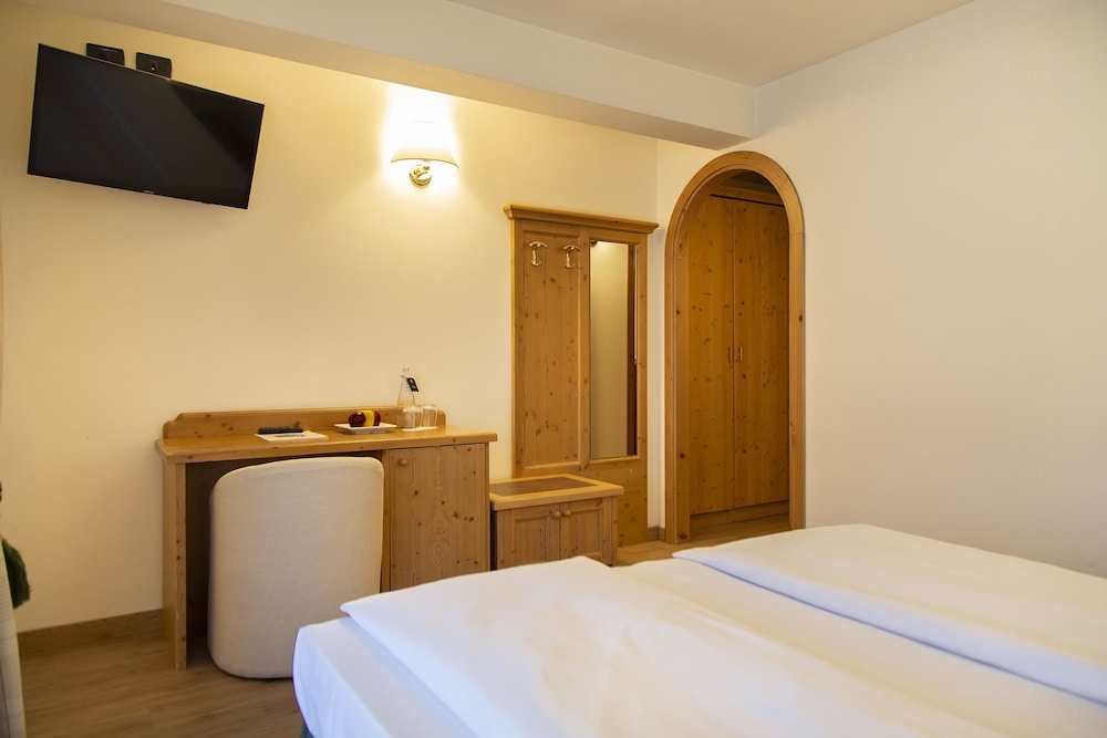 GOLF HOTEL 22/76