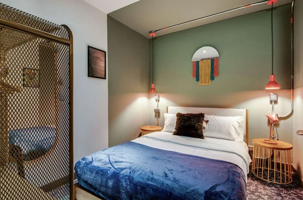 ROOM, SHARED BATHROOM, SMALL