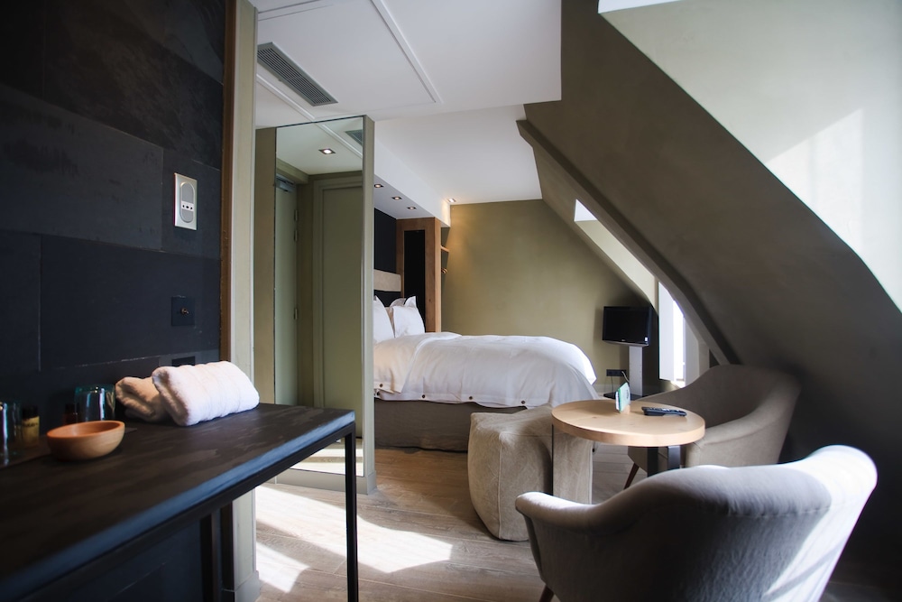 Hidden Hotel 25/79