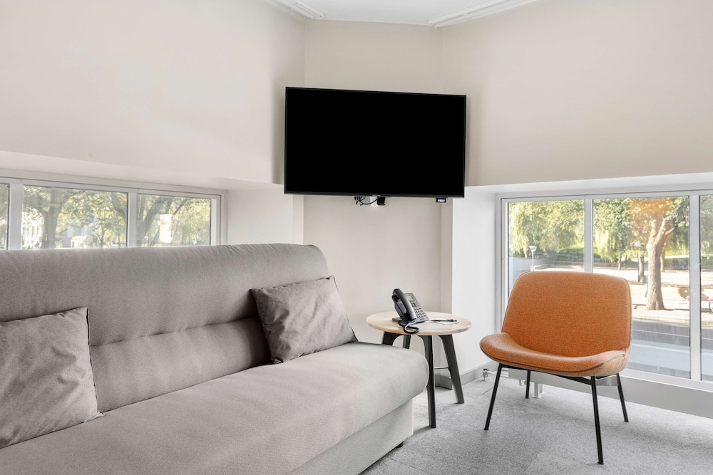Best Western Hotel At 108 56/58
