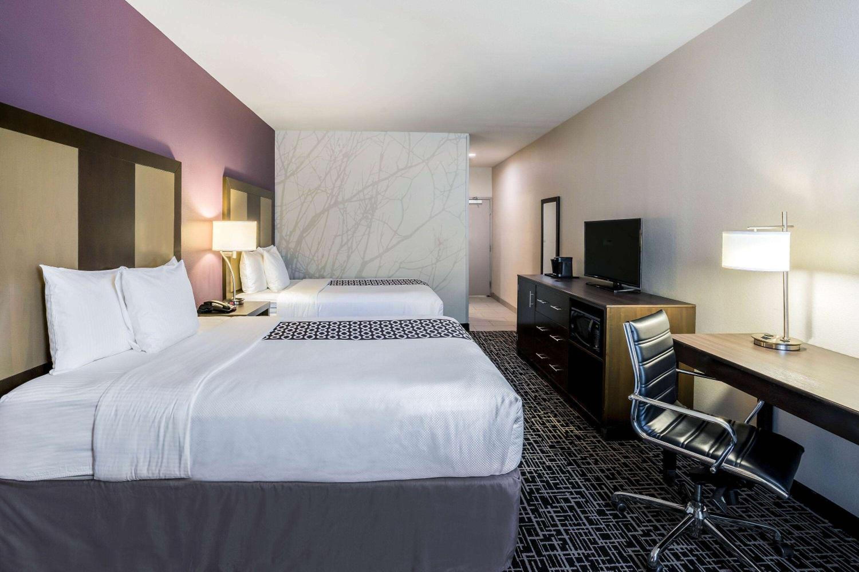 Room, 2 Queen Beds, Bathtub, Accessible