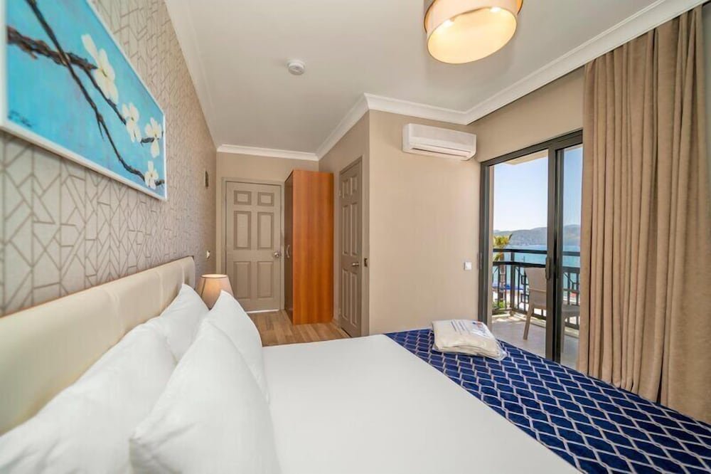 Uras Beach Hotel 6/50