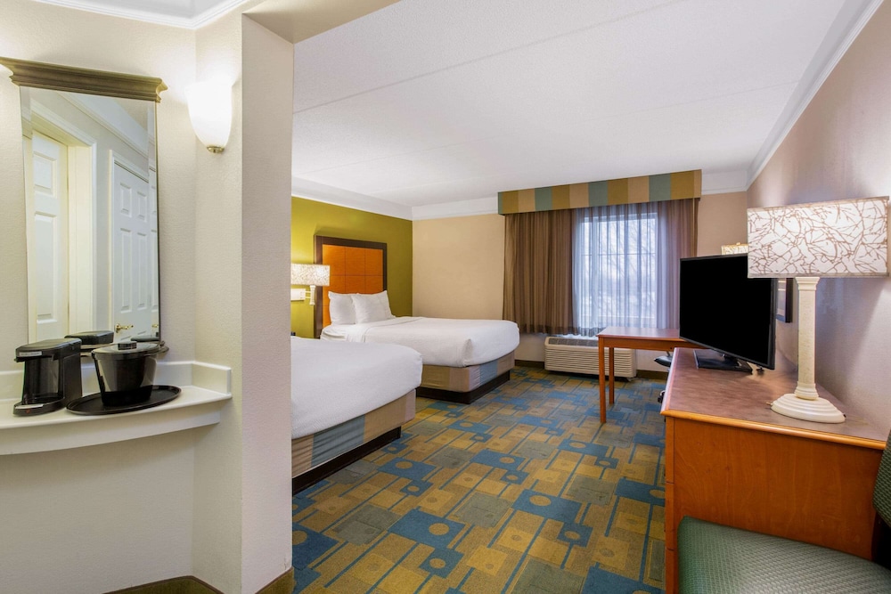 La Quinta Inn & Suites by Wyndham Greensboro NC 23/55