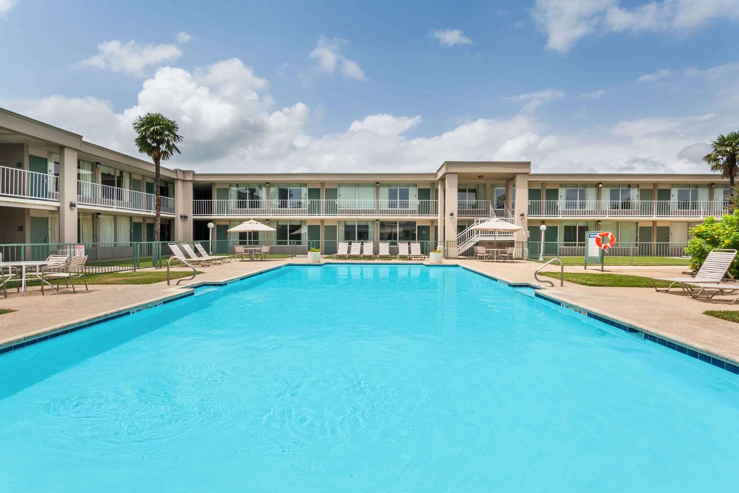 Days Inn by Wyndham Seguin TX 7/27