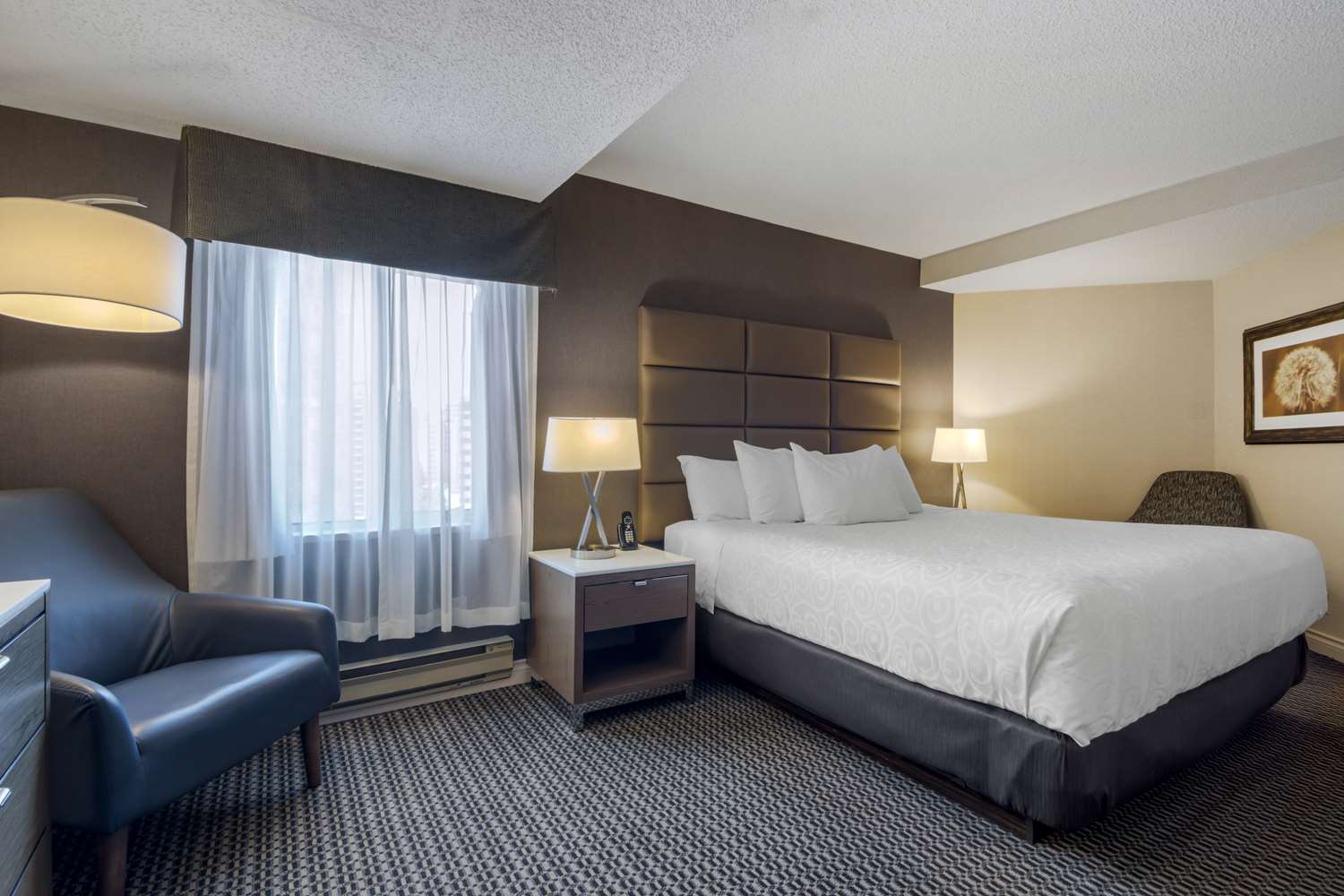 غرفة بسرير كينج بشرفة، Best Western Premier Chateau Granville Hotel and Suites and Conf. Centre 2/4
