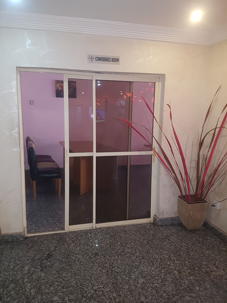 Zeina Suites Abuja 10/47