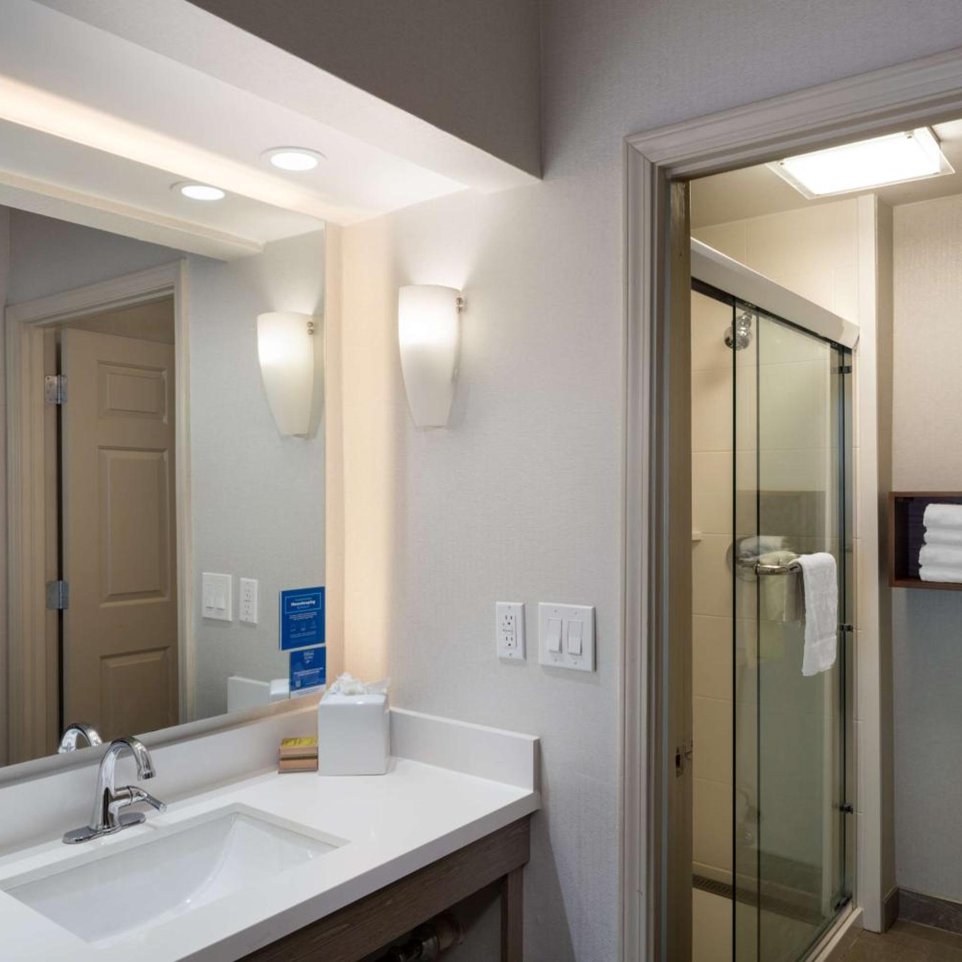 جناح بسرير كينج بغرفة نوم واحدة مع أريكة، Homewood Suites By Hilton Memphis Germantown 7/9