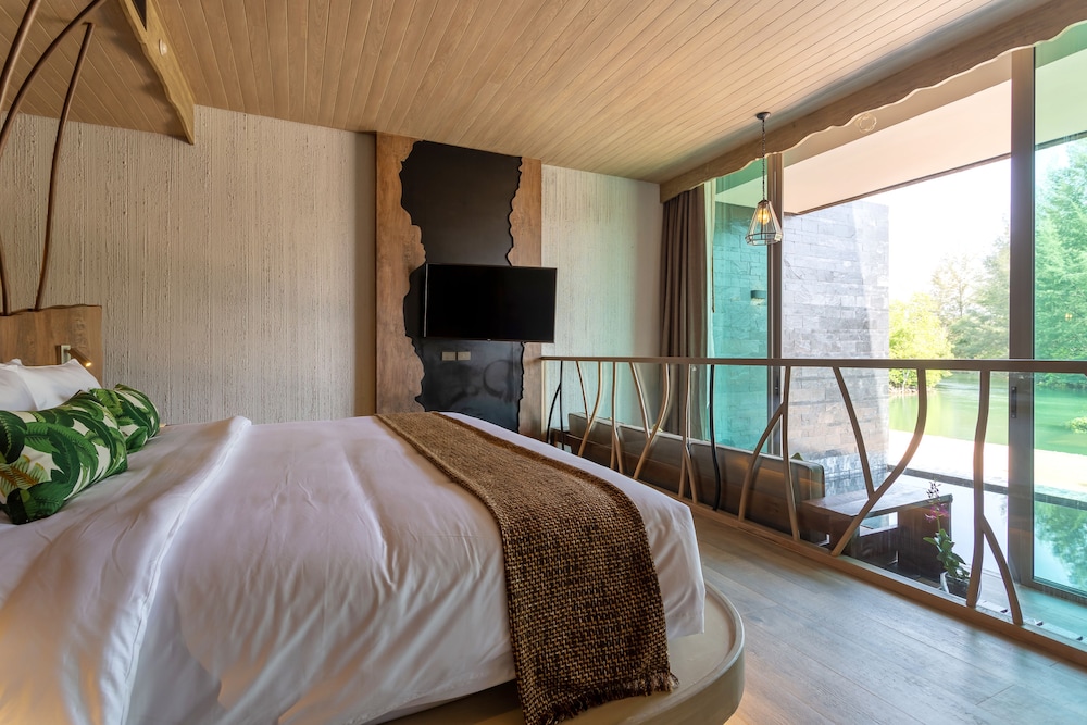 POOL SUITE