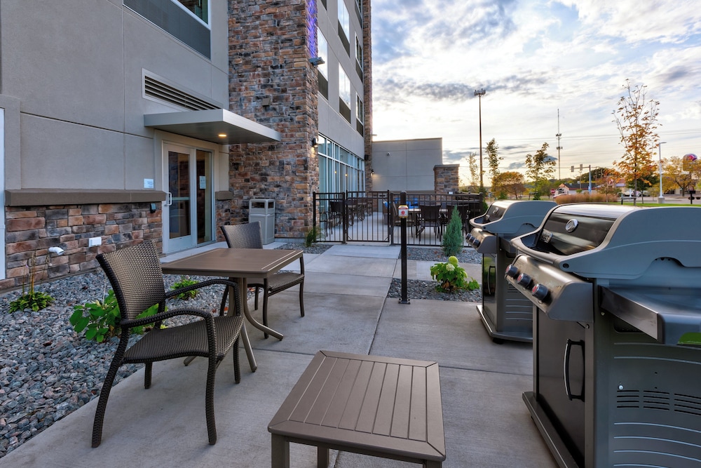 Holiday Inn Express and Suites Eau Claire West I-94, an IHG Hotel (ex Clarion Hotel Campus Area) 49/74