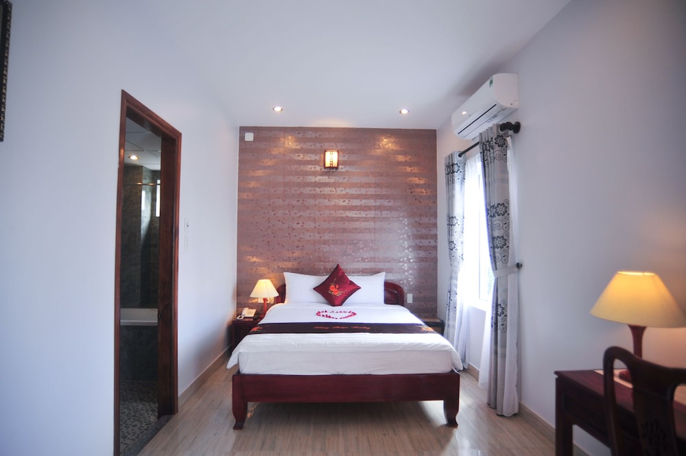 DELUXE, DOUBLE BED, BALCONY