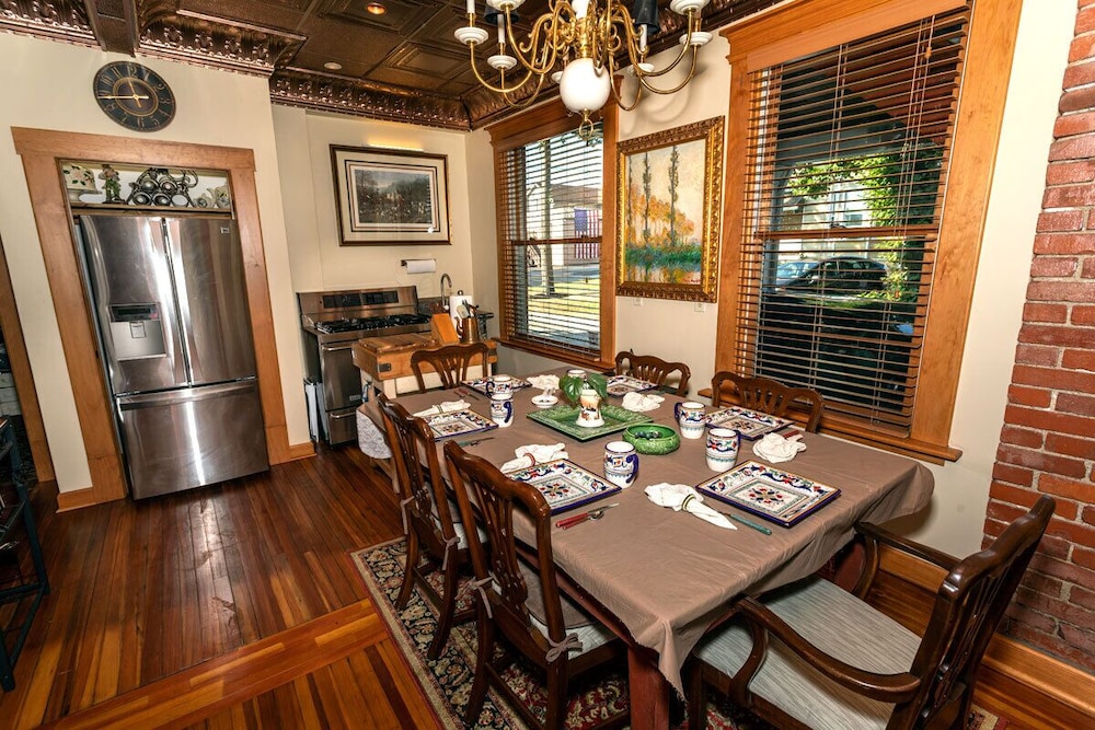 South Broadway Manor Bed and Breakfast 55/72