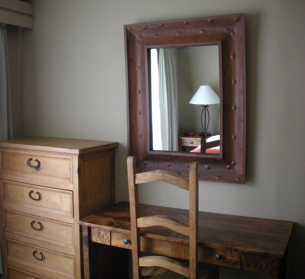 Tonquin Inn Jasper Hotel 33/37
