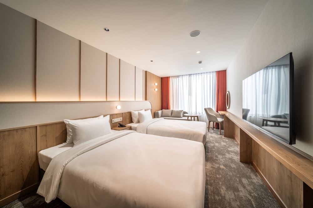 Adjoining, Queen and Twin Beds