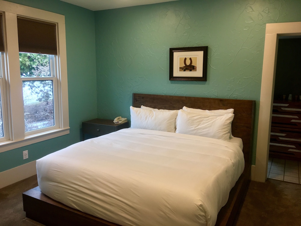 Family Suite, King Bed, Murphy Bed, Pet Friendly