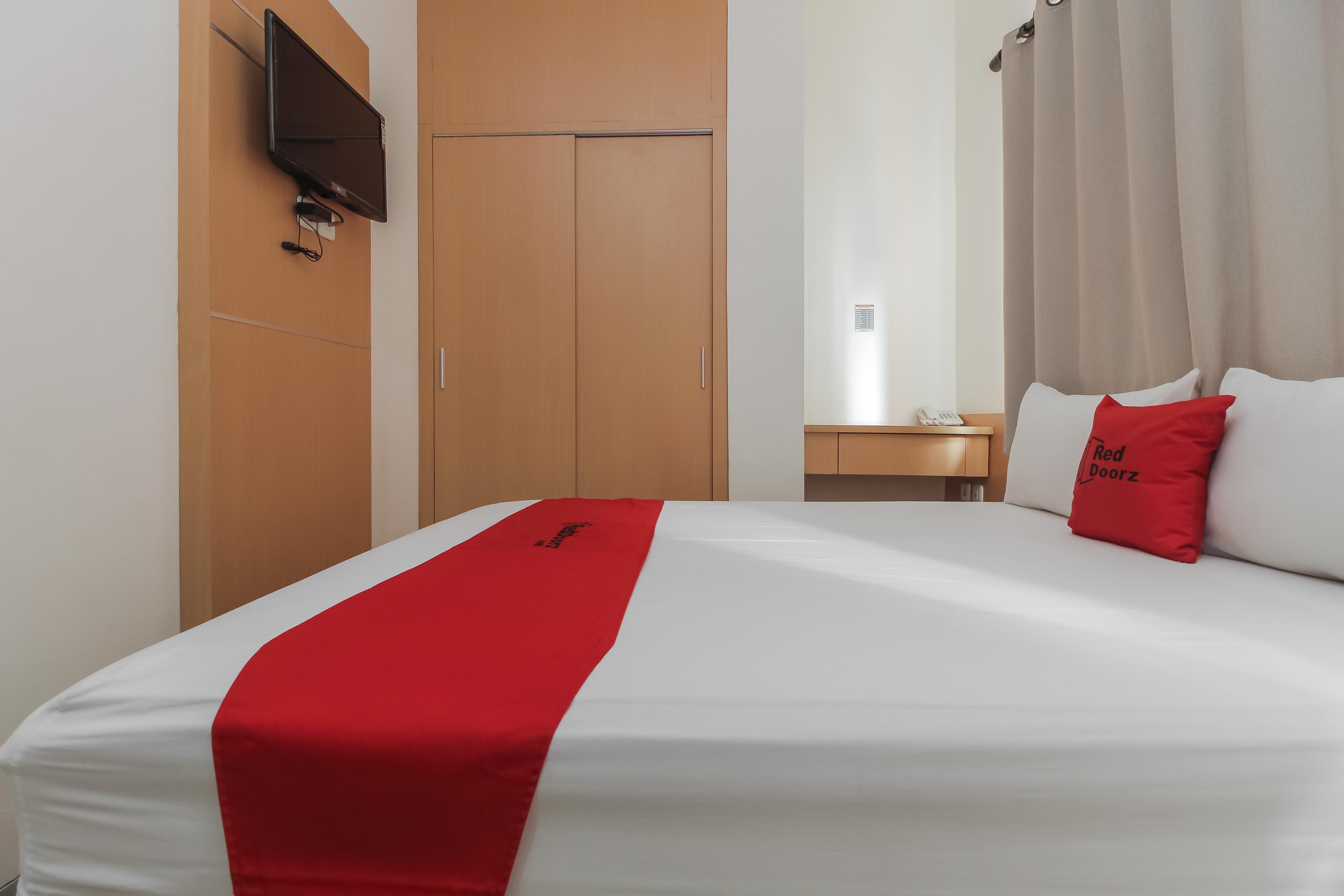 Reddoorz Plus Near Galaxy Bekasi 12/22
