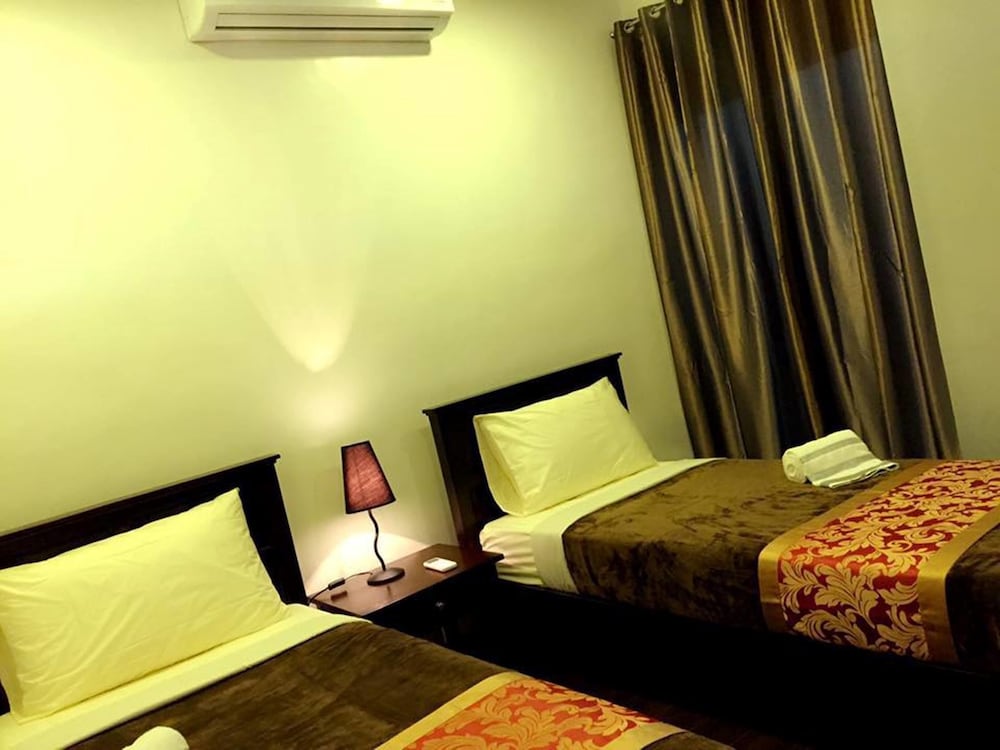 Jo Carter's Hotel & Suites 15/60