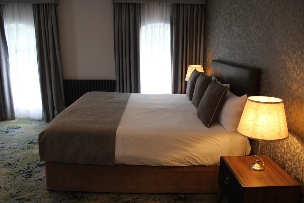 Woodford Dolmen Hotel 20/71